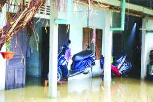 順化市民眾吊起摩托車防水淹。
