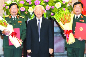 　　總書記、國家主席阮富仲向兩位中將頒授晉升《決定》。