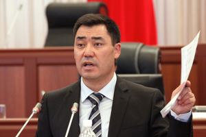 圖為薩德爾·扎帕羅夫2017年7月在議會會議上演講的資料照片。 （新華社發）