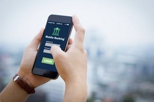 　　銀行賬戶持有人在手機上下載應用程式、 軟件時要謹慎。