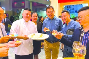 銀庭中餐總廚李宣偉（左二）向河內食客介紹粵菜。