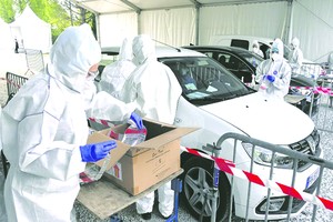 法國紅十字會成員在蒙彼利埃投入核酸檢測取樣工作。