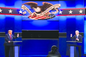 美國本屆大選兩位候選人進入最後一次對局。