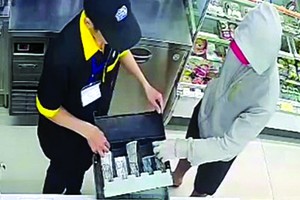 抓獲持刀控制便利店人員劫匪