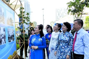 本市各位領導參觀展覽。 