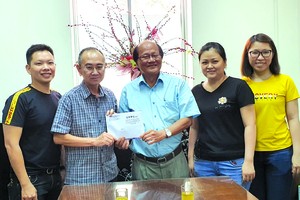 福建溫陵會館(觀音廟)常值副理事長洪世真與各理事於昨(30)日拜訪本報，並將贊助贈報活動的2000萬元交給本報編輯部主任范興。