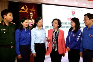 中央民運部長張氏梅與出席向黨大會文件草案提意見的與會年輕專家、知識份子交流。