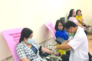 市婦聯會主席阮陳芳珍參加捐血活動。