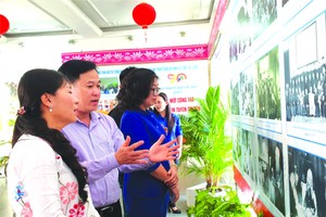 本市與第五郡領導參觀圖片展。