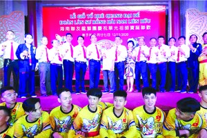 海南聯友龍獅團第卅九屆理事會成員 向來賓致謝。