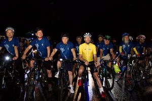 艾文斯(左起四)與越南自行車 運動員交流。