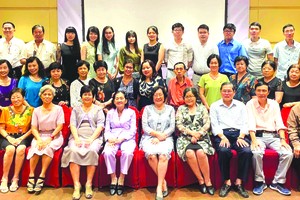 全體校委、老師與熱心教育人士合照。