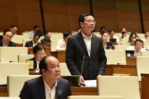 新聞與傳播部長阮孟雄在國會會議上回答質詢。