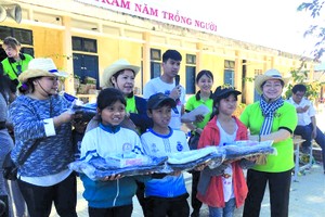 安東市場慈善組在廣治、廣平省贈送救濟品。