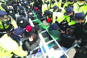 居民和警察發生衝突。