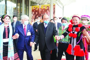 政府總理阮春福與各少數民族同胞親切交流。