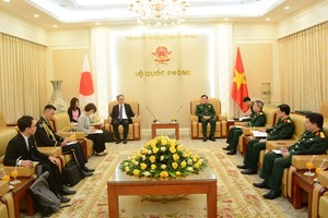 國防部副部長黃春戰上將昨(4)日上午在國防部辦事處接見了日本駐越南特命全權大使山田多喜男。