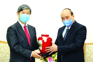 政府總理阮春福向日本國際合作機構主席贈送紀念品。