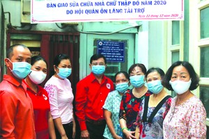 溫陵會館理事吳麗株(左三)與有關部門代表參加溫情屋移交儀式。