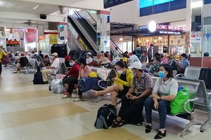 在東區車站，乘客遵守公共場所戴口罩的規定。