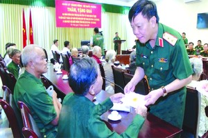 值越南人民軍建軍日76週年(1944.12.22-2020.12.22)紀念，以越南人民軍副總參謀長吳明進中將為團長的中央軍委、國防部工作團日前已在西寧省舉行多項感恩及動員幹部戰士的活動。