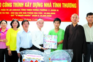 范興主任(左四)與地方領導向陳蘇利(右三) 贈送禮物。