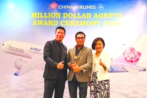 陳僑漢總經理(中)獲「百萬美元 票務代理商」獎項。