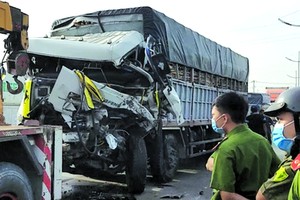 平政縣公安機關昨(18)日已勘查現場並調查在武陳志街發生的卡車與牽引車碰撞，導致1人死亡的事故。