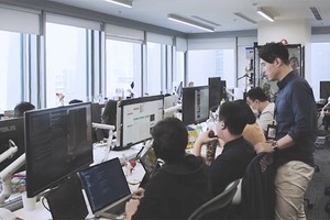 　　林煥枝（站立者）與其公司團隊努力克服困難， 為公司的發展踏出重要一步。