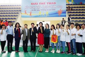 出席代表與運動員合影。