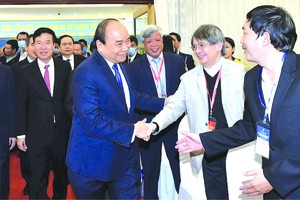 阮春福總理與各代表交流。