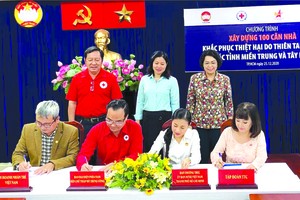 華人企業家黃碧玉(右一)代表成成功集團 簽署協議。