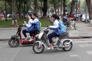 許多學生騎電動摩托車、電動自行車時沒有戴安全帽。