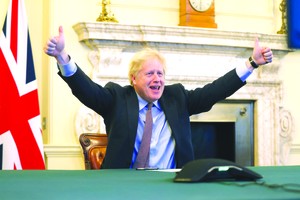 英國首相鮑里斯‧約翰遜在倫敦的首相府慶祝英歐雙方達成協議。