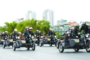 公安部與國防部配合，在河內市南慈廉郡美亭國家運動場舉行黨“十三大”安全保護方案啟動與演習總檢閱儀式。