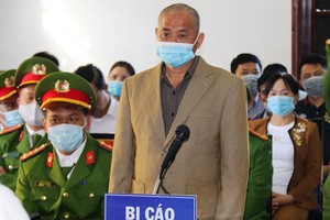 德農省人民法院昨(8)日繼續開庭初審犯下“殺人”、“毀壞財產”、“濫用信任侵吞財產”和“侵犯墳墓”等罪的被告杜文明(林同省林河縣蓮河鄉黨委原書記)。