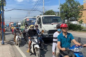 　　2021-2025年階段，市交通部門將集中解決第二郡桔萊港區域的堵車問題。圖為 阮維貞街堵車場景。