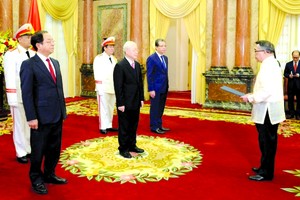 總書記、國家主席阮富仲接受菲律賓大使國書。