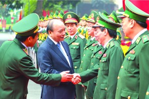 政府總理阮春福看望邊防部隊。