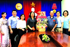 由第五郡郡委副書記、郡人民議會主席黃玉女芳紅率領的郡委、人委會、人民議會、越南祖國陣線委員會代表團昨(22)日向福建溫陵會館(觀音廟)拜年。