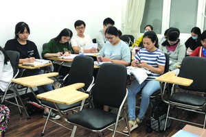 學員在SHZ第五郡阮廌分校新址上課。