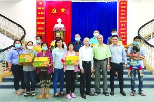 楊順龍先生(右三)與報社領導同受惠者合影。