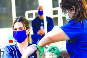 美國醫護人員接種疫苗。