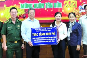 潘嬌清香同志(右三)贊助平福省歲暮濟貧活動5億元。