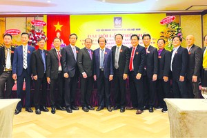 越南潮商會首屆理事會合影。