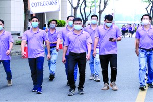 參與徒步活動人士遵守市衛生廳頒行保持距離的規定。