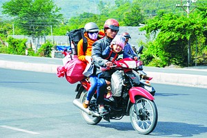 全家人騎摩托車回鄉過年。