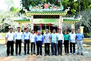 昨(26)日，市民族處由該處主任黃文鴻玉率領，包括本報、穗城、義安、二府、海南、崇正、溫陵、福安會館等代表和陪同團一行人前往西寧中央南方局華人革命傳統紀念碑。