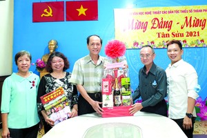 本報與市各少數民族文學藝術協會領導合影。