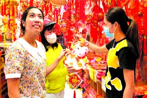 消費者前往選購應節品。